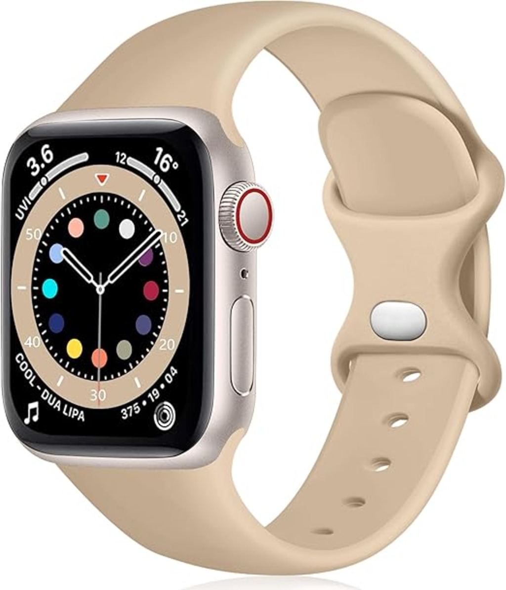 Eine beige Apple Watch mit passendem Armband. Das Zifferblatt zeigt Uhrzeit und Gesundheitsdaten an. Das Armband hat einen sicheren Verschluss.
