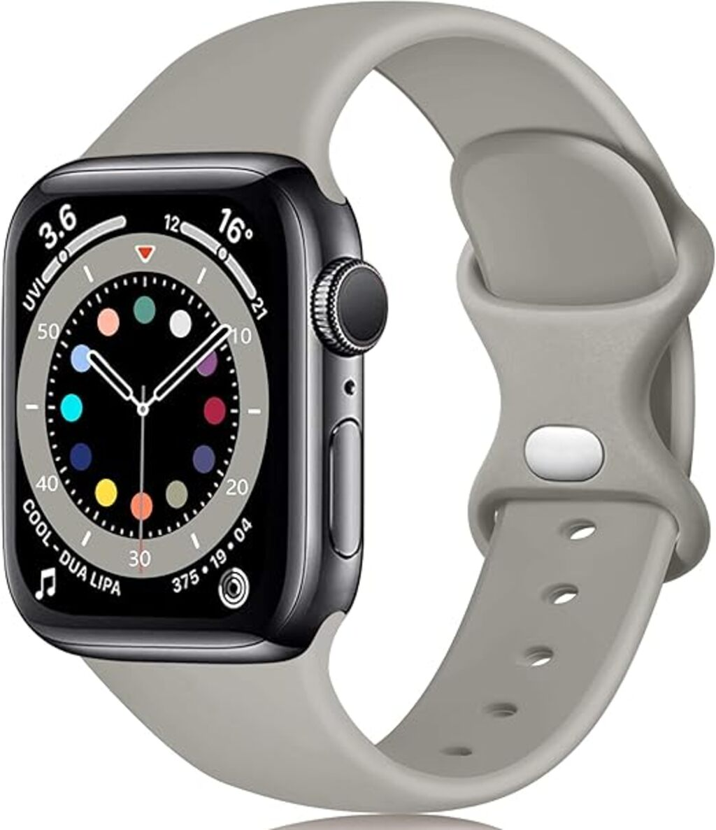 Eine graue Apple Watch mit schwarzem Zifferblatt, das Uhrzeit, Datum und andere Informationen anzeigt, mit einem grauen Silikonarmband.