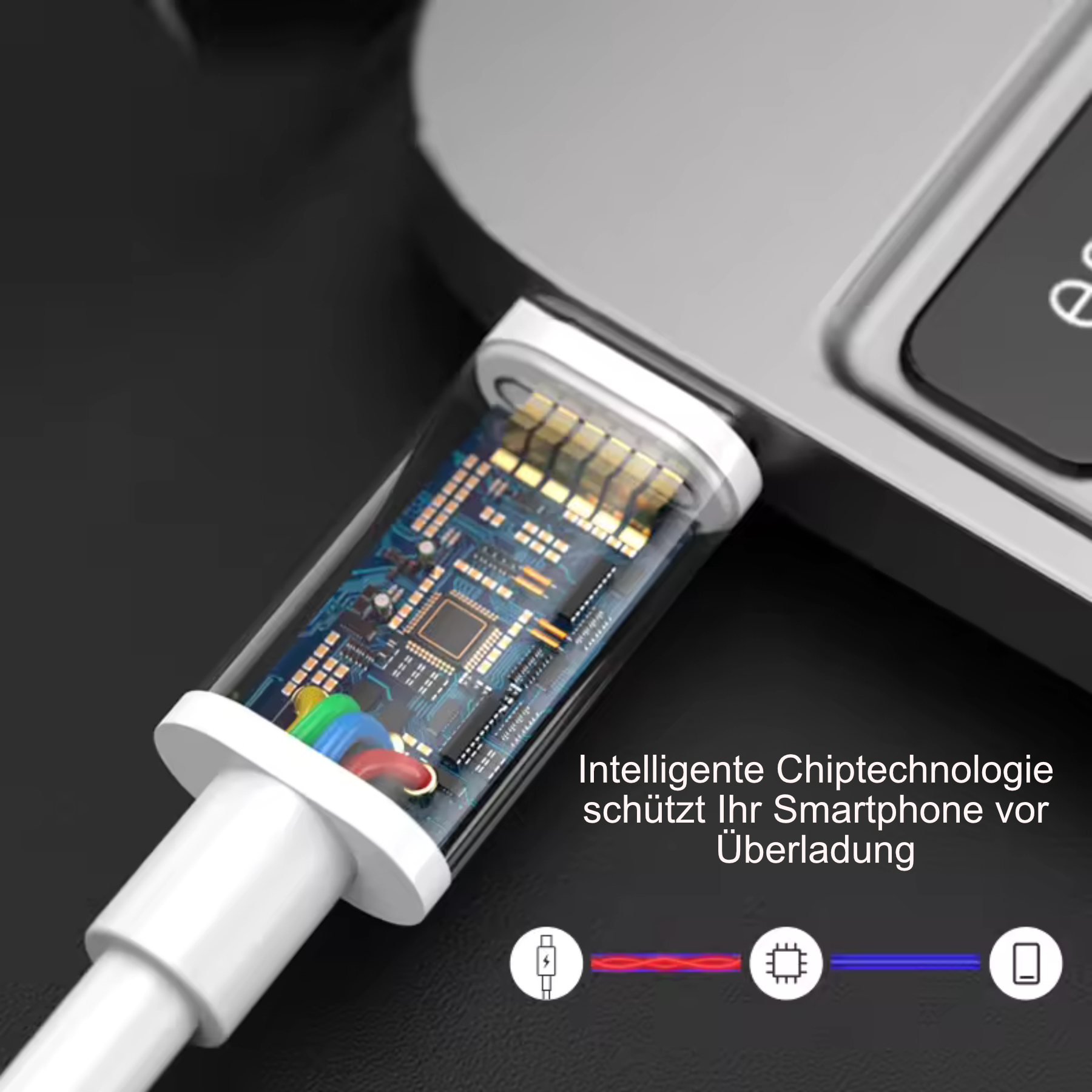 Ein weißes USB-C-Kabel ist mit einem Laptop verbunden. Das Kabel zeigt interne Schaltkreise und farbige Drähte. Text: intelligenter Chip schützt.
