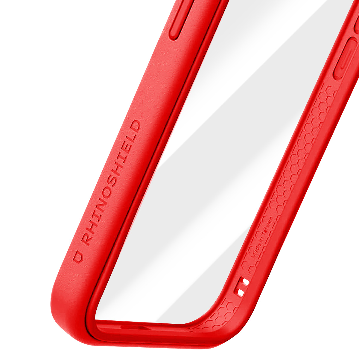 Custodia rossa per telefono, vista angolata. Visibile il marchio 'RHINOSHIELD'. Motivo esagonale sul lato. 'Made in Taiwan' presente.