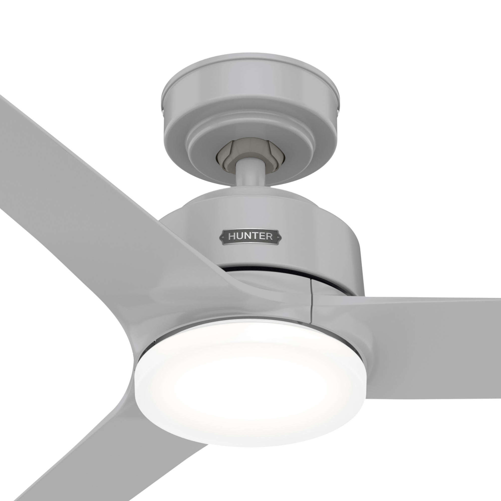 Ein grauer Deckenventilator mit drei Flügeln. Er hat ein integriertes Licht und ein 'Hunter'-Logo.