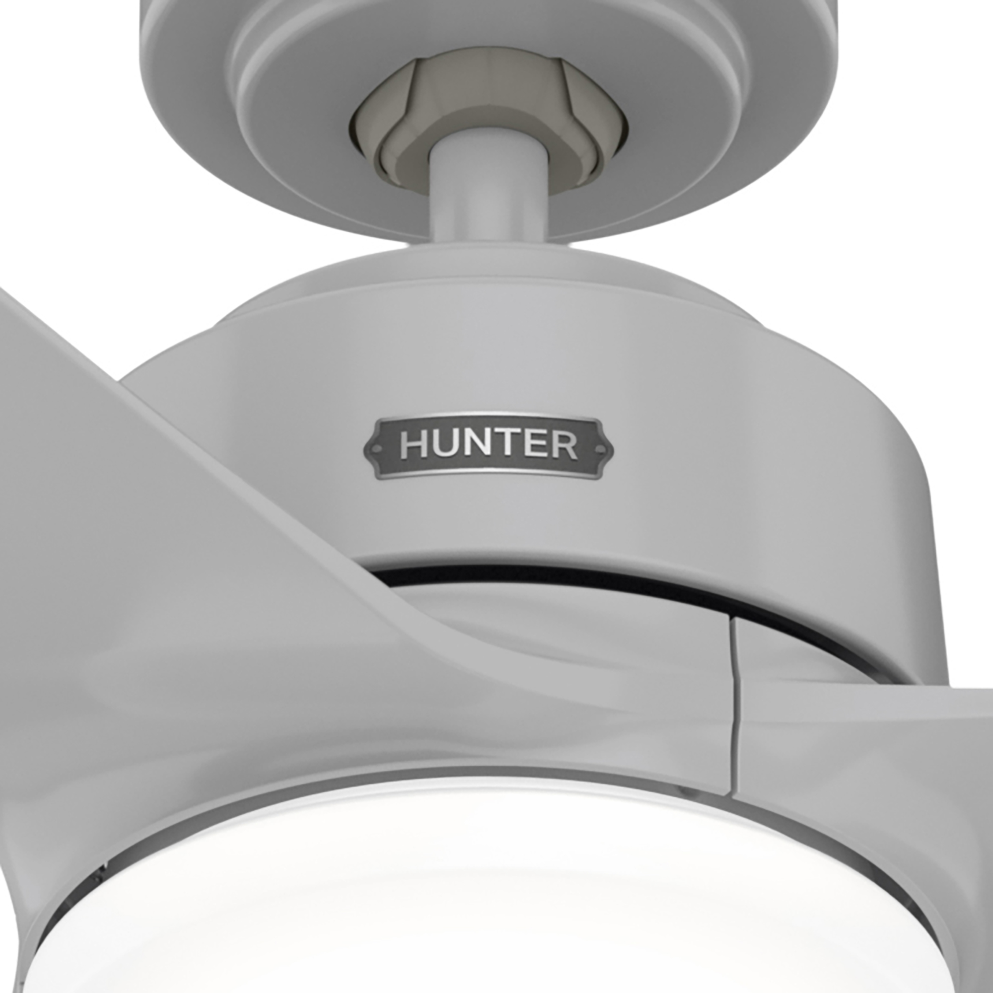 Nahaufnahme eines weißen Deckenventilators. Der Ventilator hat ein Licht und das Logo 'HUNTER' ist sichtbar.