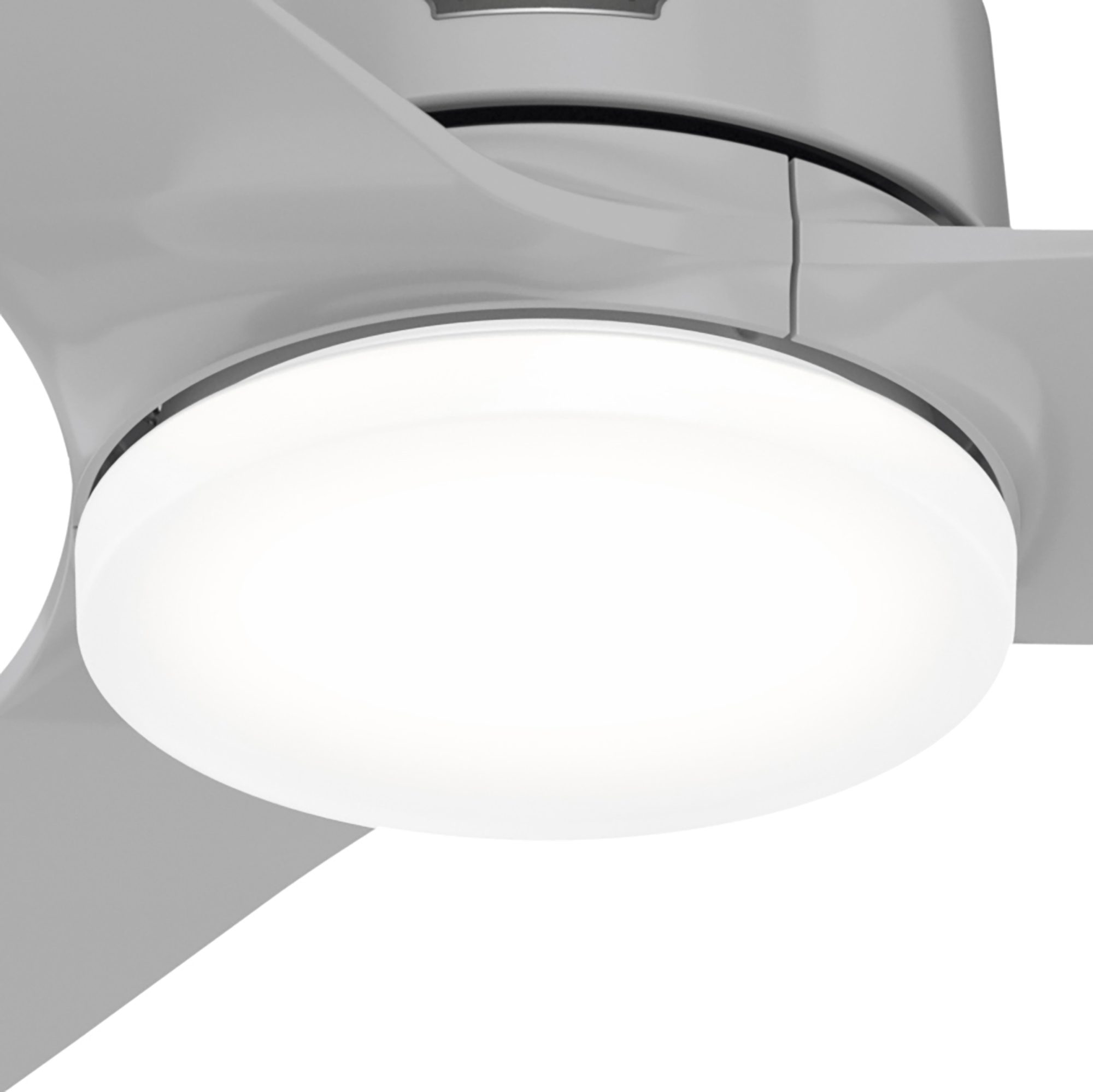 Ein Deckenventilator mit eingebautem Licht. Die Lüfterflügel und das Gehäuse sind grau, das Licht ein heller, weißer Kreis.