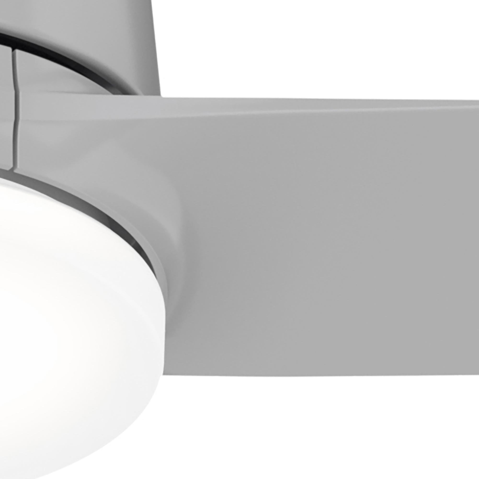 Nahaufnahme eines Deckenventilators. Die Lüfterflügel sind grau, die Leuchte weiß. Weißer Hintergrund.