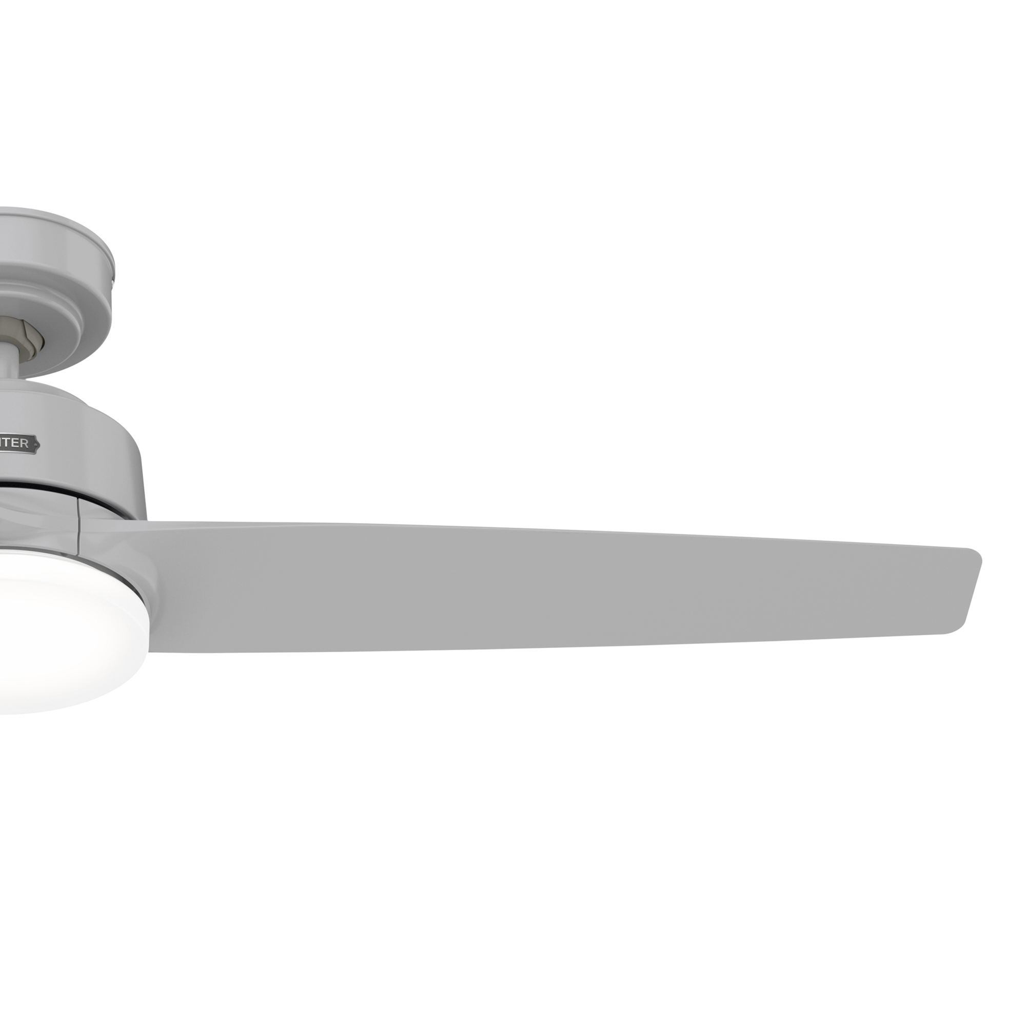 Ein grauer Deckenventilator mit Licht. Der Hintergrund ist weiß.