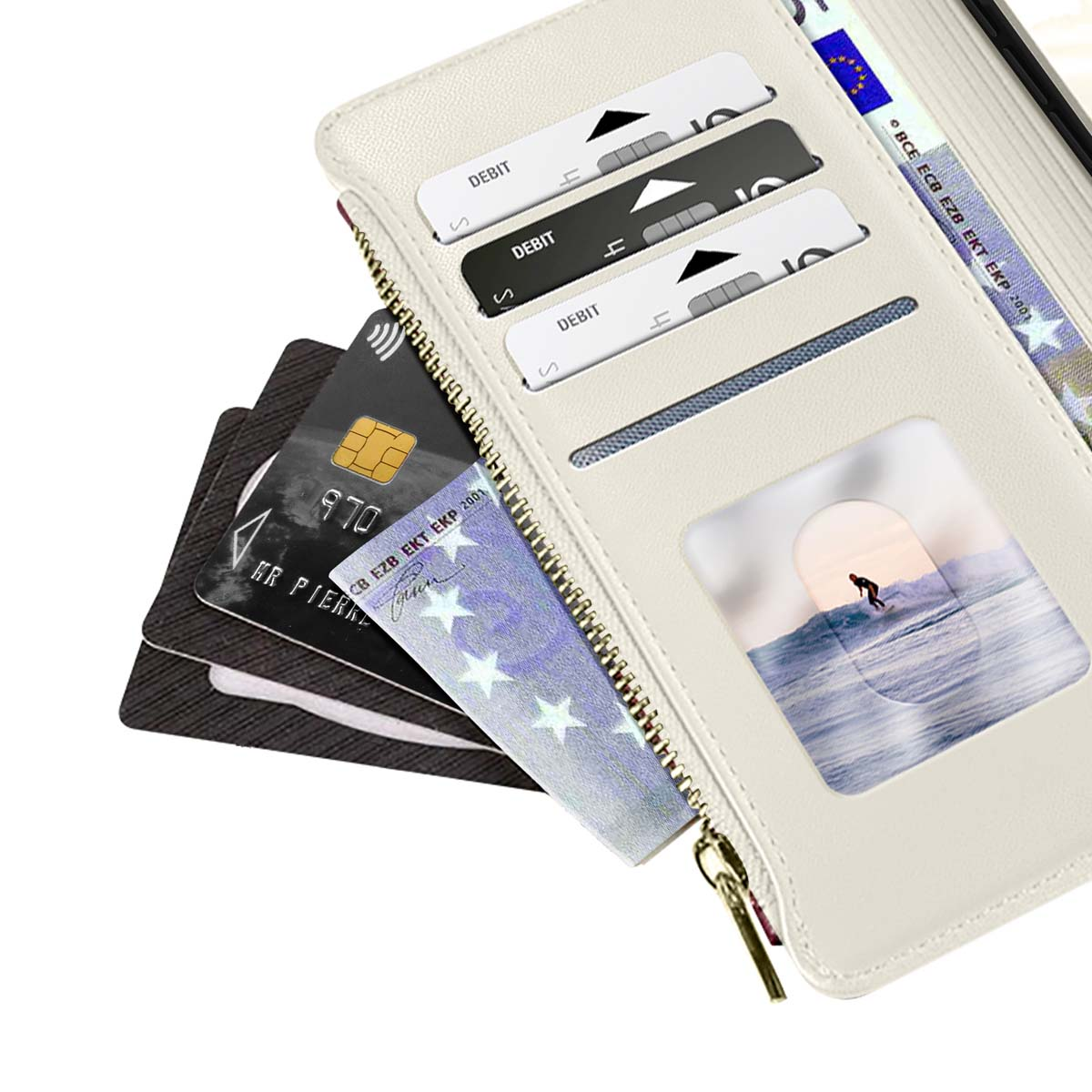 Un portafoglio crema è aperto, mostrando carte di debito, contanti e una foto. Le carte sono visibili, con una carta di credito nera e una banconota in euro.