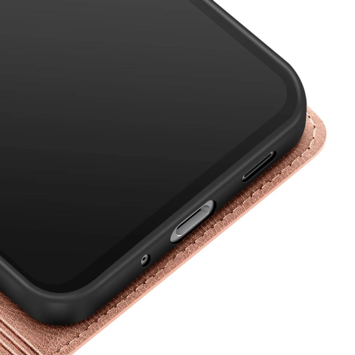 Primo piano di uno smartphone nero in una custodia di pelle marrone. Il telefono ha uno schermo nero e un bordo nero. La custodia è cucita.