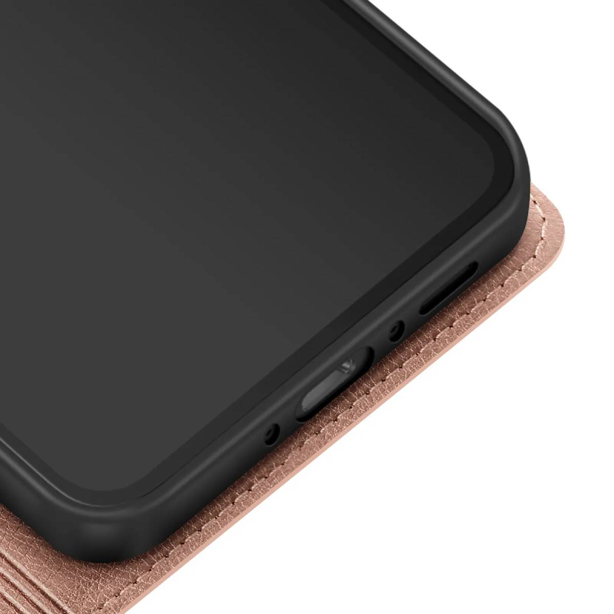 Primo piano di uno smartphone nero in una custodia in pelle oro rosa. Visibili i pulsanti del telefono e le cuciture della custodia.