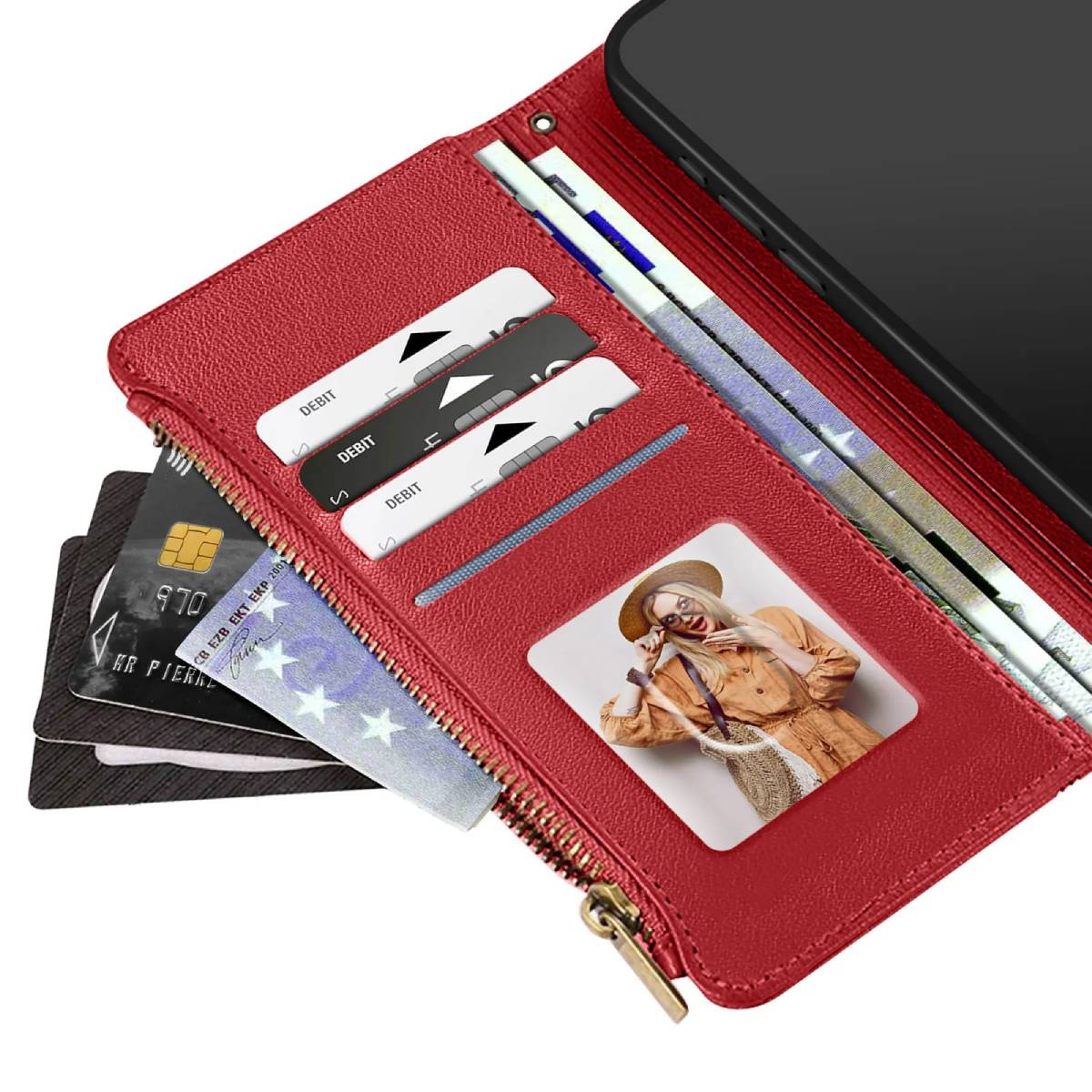 Portafoglio rosso aperto, con carte di debito, valuta e foto. Un telefono è nel portafoglio.