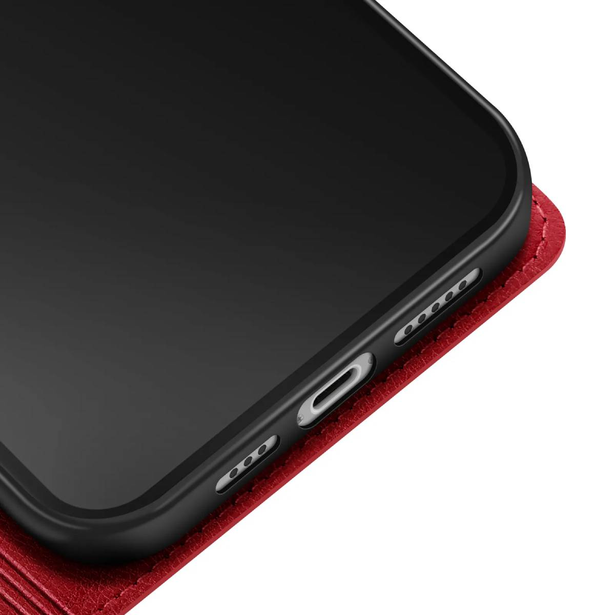 Primo piano di un telefono nero in una custodia di pelle rossa. Il bordo del telefono ha pulsanti e aperture, la trama è visibile.