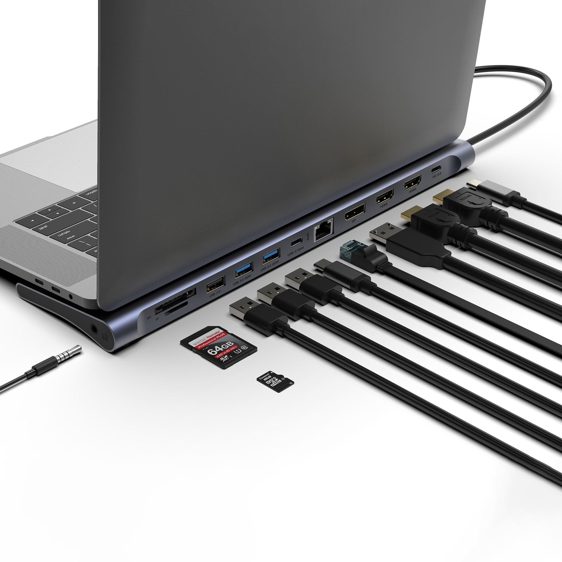 Laptop mit angeschlossenem USB-Hub. Kabel und SD-Karten sind angeschlossen. Weißer Hintergrund.