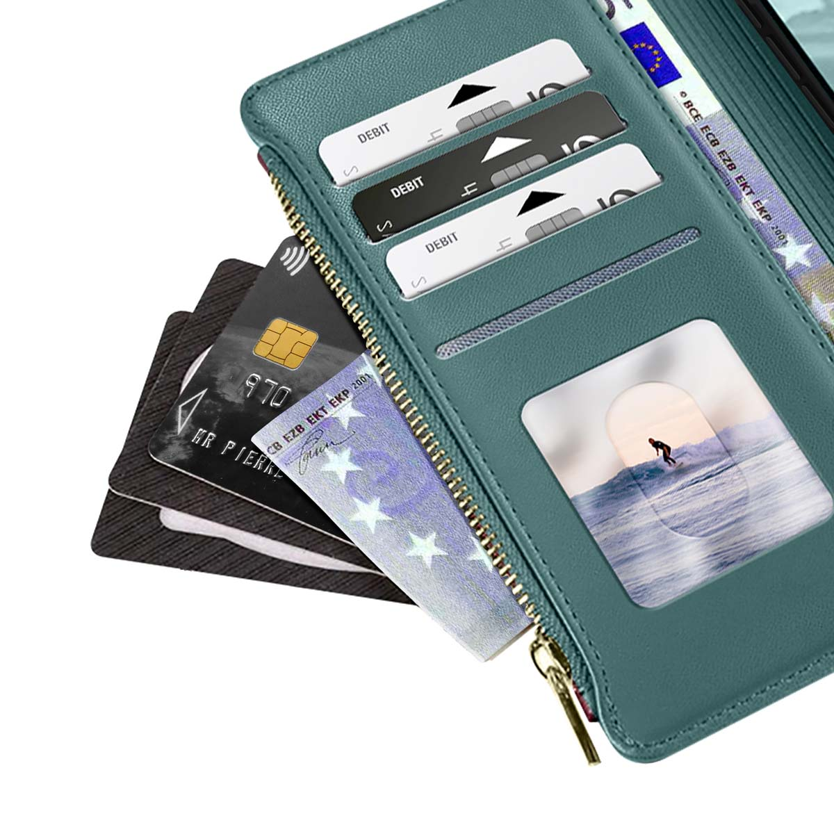 Un portafoglio verde acqua con carte e contanti visibili. Include carte di debito, carte di credito e una foto di un surfista. Il portafoglio è con zip.