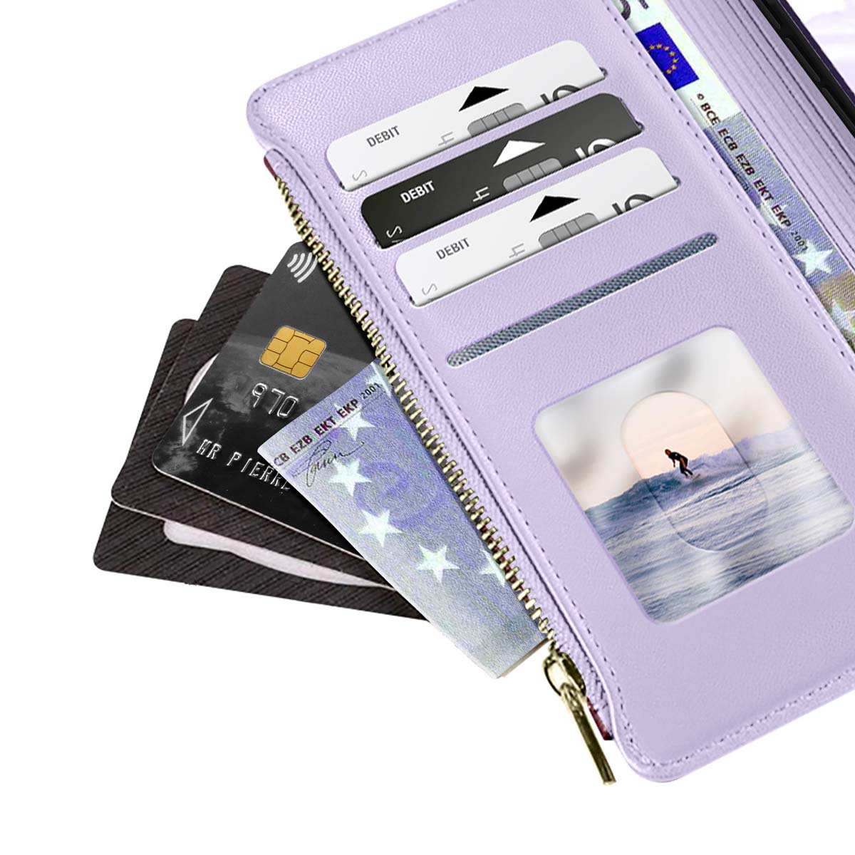 Un portafoglio viola con carte e una foto. Le carte riportano 'DEBIT'. Ci sono carte di credito e un documento con stelle. Nella foto c'è un surfista.