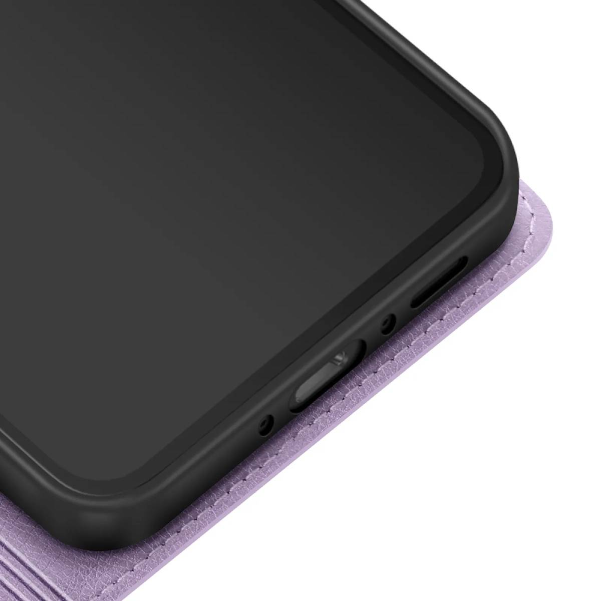 Primo piano di uno smartphone nero in una custodia di pelle viola. Il bordo della custodia e i pulsanti laterali del telefono sono visibili.