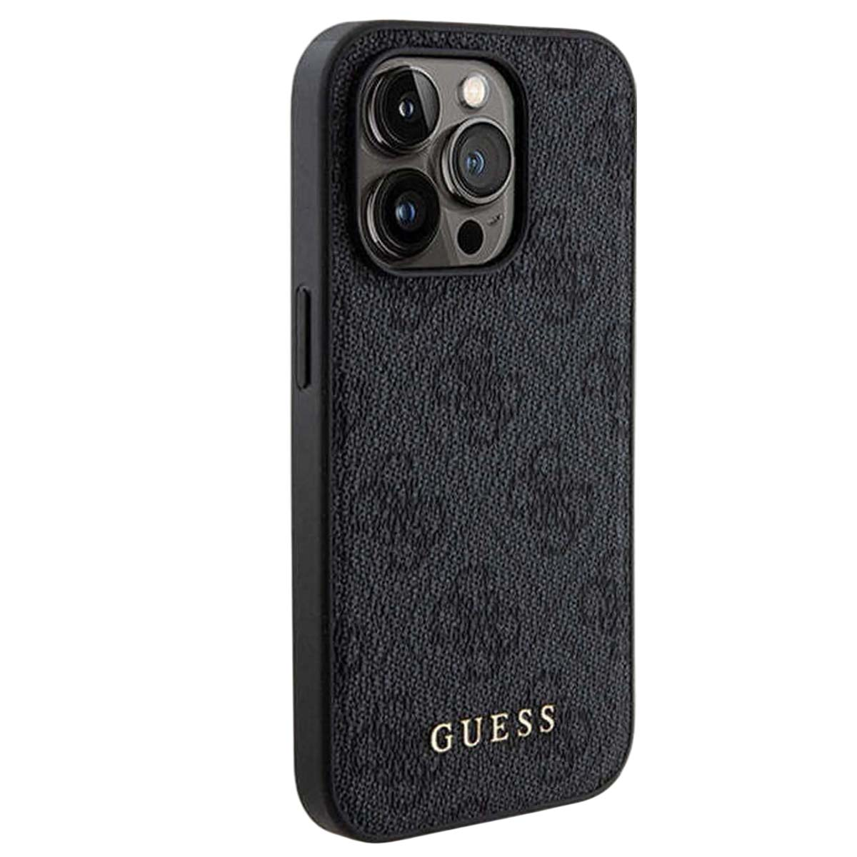 Una custodia per telefono Guess nera. Ha una superficie strutturata e scritte dorate in basso. Le lenti della fotocamera sono visibili in alto.