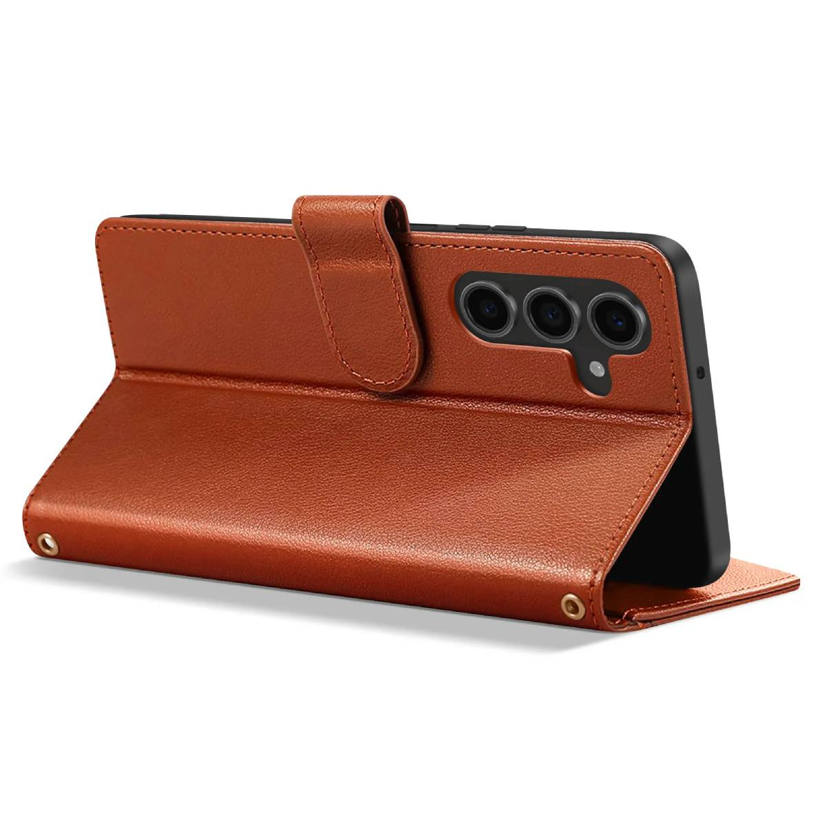 Eine braune Leder-Handyhülle ist offen und zeigt ein schwarzes Telefon mit drei Kameras. Die Hülle hat einen Magnetverschluss und einen Knopf.