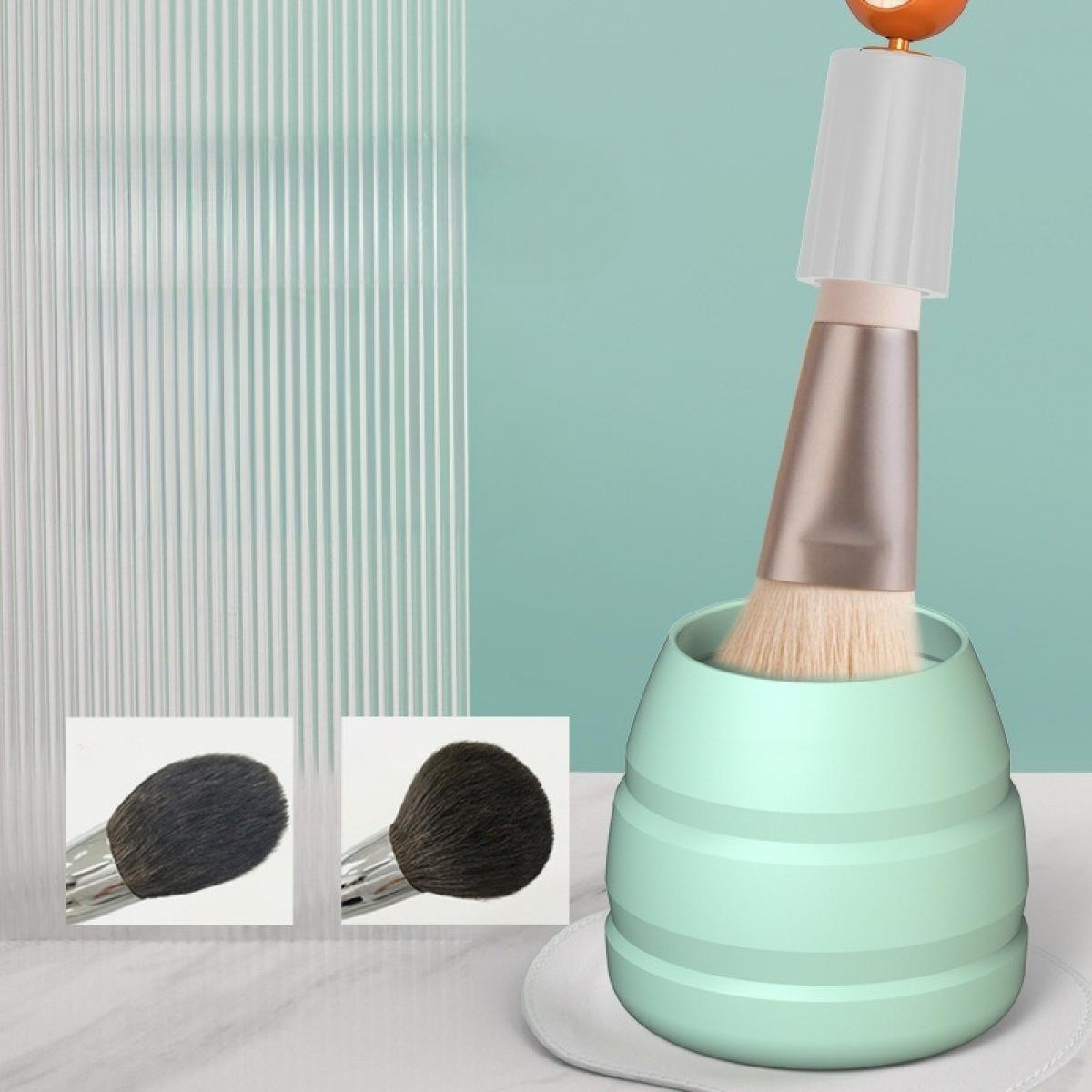 Ein Make-up-Pinsel in einem mintgrünen Halter. Zwei kleinere Pinsel werden gezeigt. Der Hintergrund ist mintfarben und weiß mit vertikalen Linien.