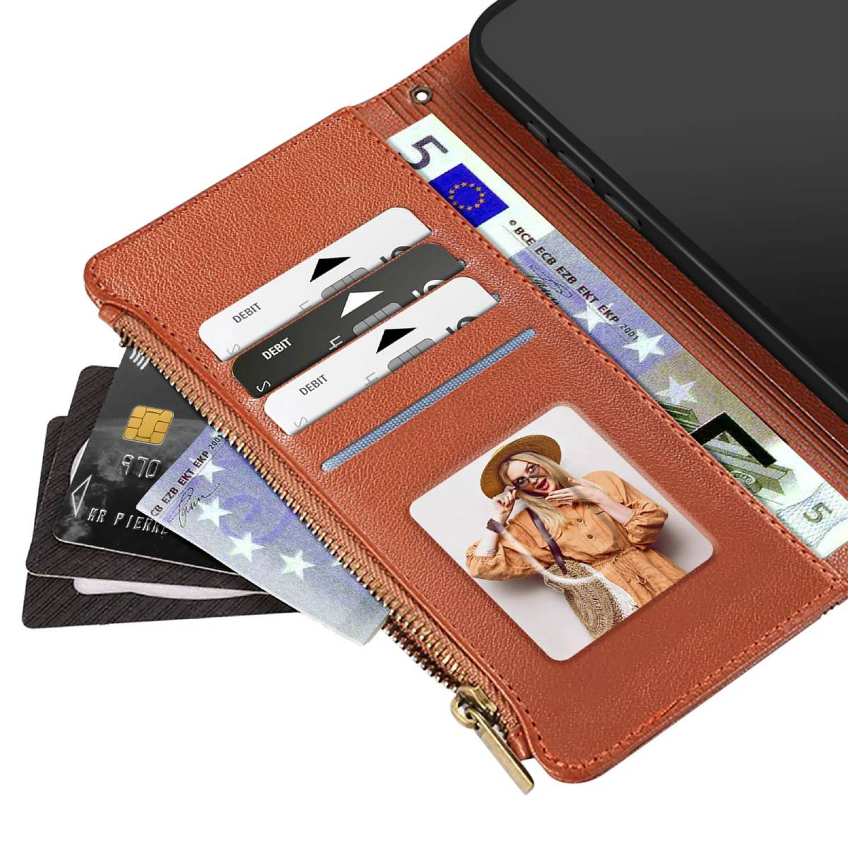 Un portafoglio marrone con carte, una foto e denaro. Un telefono nero è a destra. Il portafoglio è aperto, mostrando il suo contenuto.
