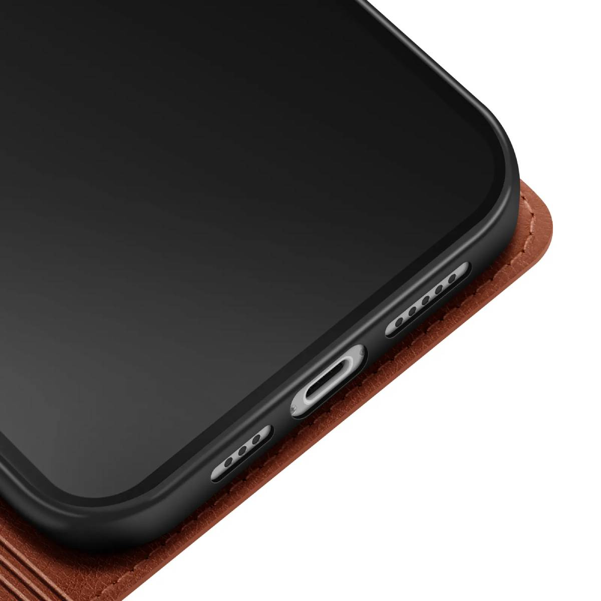 Primo piano di uno smartphone nero in una custodia di pelle marrone. Il lato del telefono presenta pulsanti e una porta di ricarica.