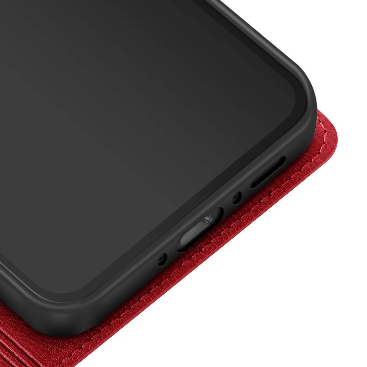 Primo piano di uno smartphone nero in una custodia di pelle rossa. Lo schermo è nero e la custodia ha cuciture visibili.