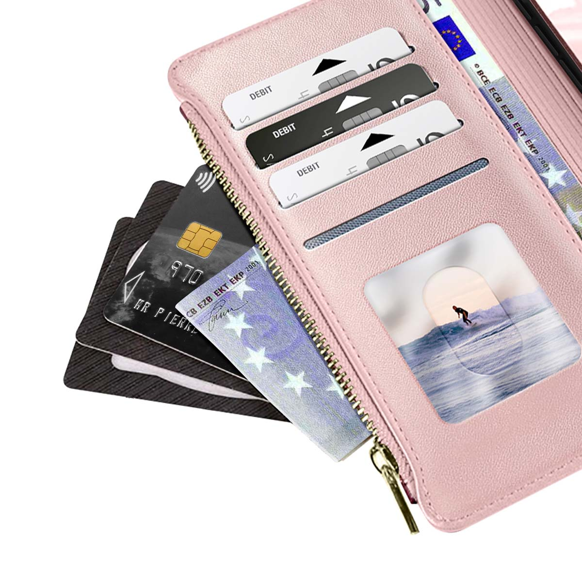 Un portafoglio rosa è aperto, mostrando carte di debito, una carta di credito e una foto di una persona che fa surf. Si vede anche del denaro.