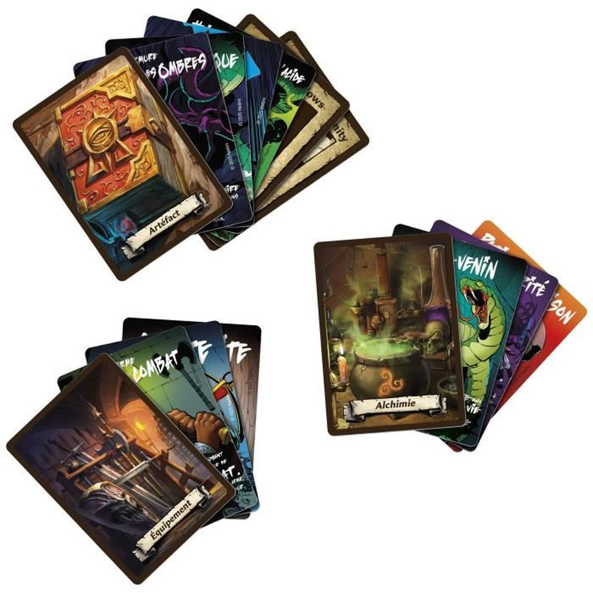 Varias cartas de juego están extendidas. Las cartas representan artefactos, alquimia, equipos y diversas ilustraciones y texto en francés.