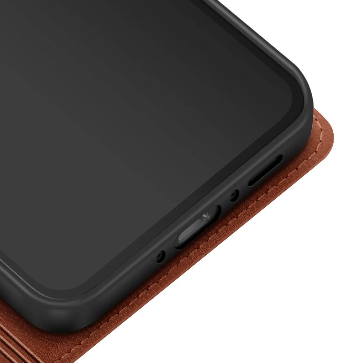 Primo piano di uno smartphone nero. È in una custodia di pelle marrone. I bordi del telefono e della custodia sono visibili.
