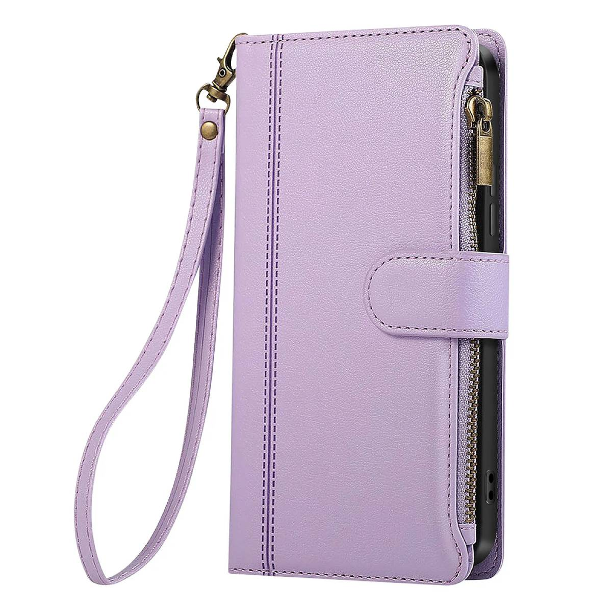 Eine lavendelfarbene Handyhülle im Brieftaschenstil mit Riemen, Reißverschluss und Ziernähten. Die Hülle ist mit einem Druckknopf verschlossen.
