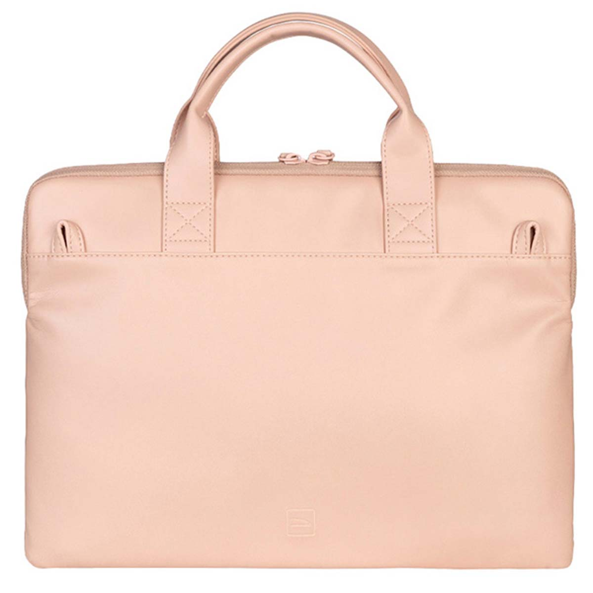 Una borsa per laptop rosa chiaro con manico. Ha una cerniera e un piccolo logo in basso. Lo sfondo è semplice.