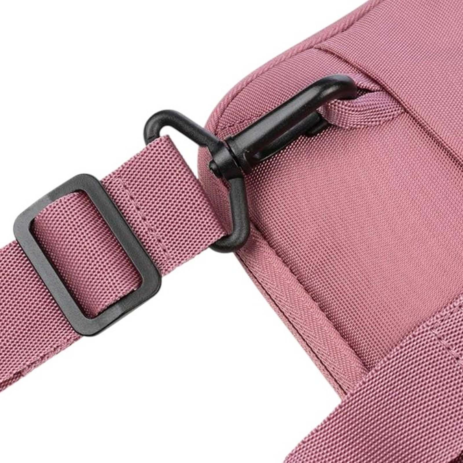 Primo piano di un cinturino rosa con fibbia e chiusura nere. Il cinturino è in tessuto.
