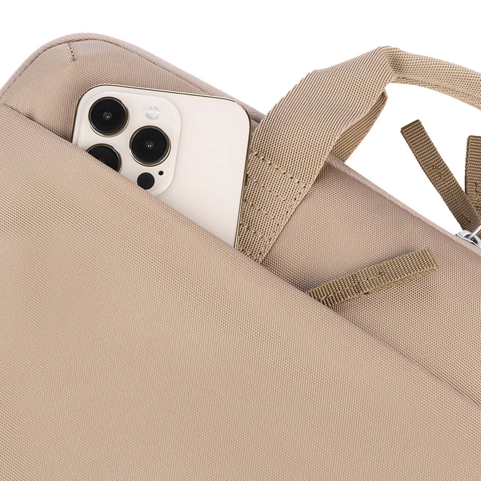 Primo piano di una borsa beige con un telefono in tasca. Il telefono è bianco con lenti nere. La borsa ha un manico.