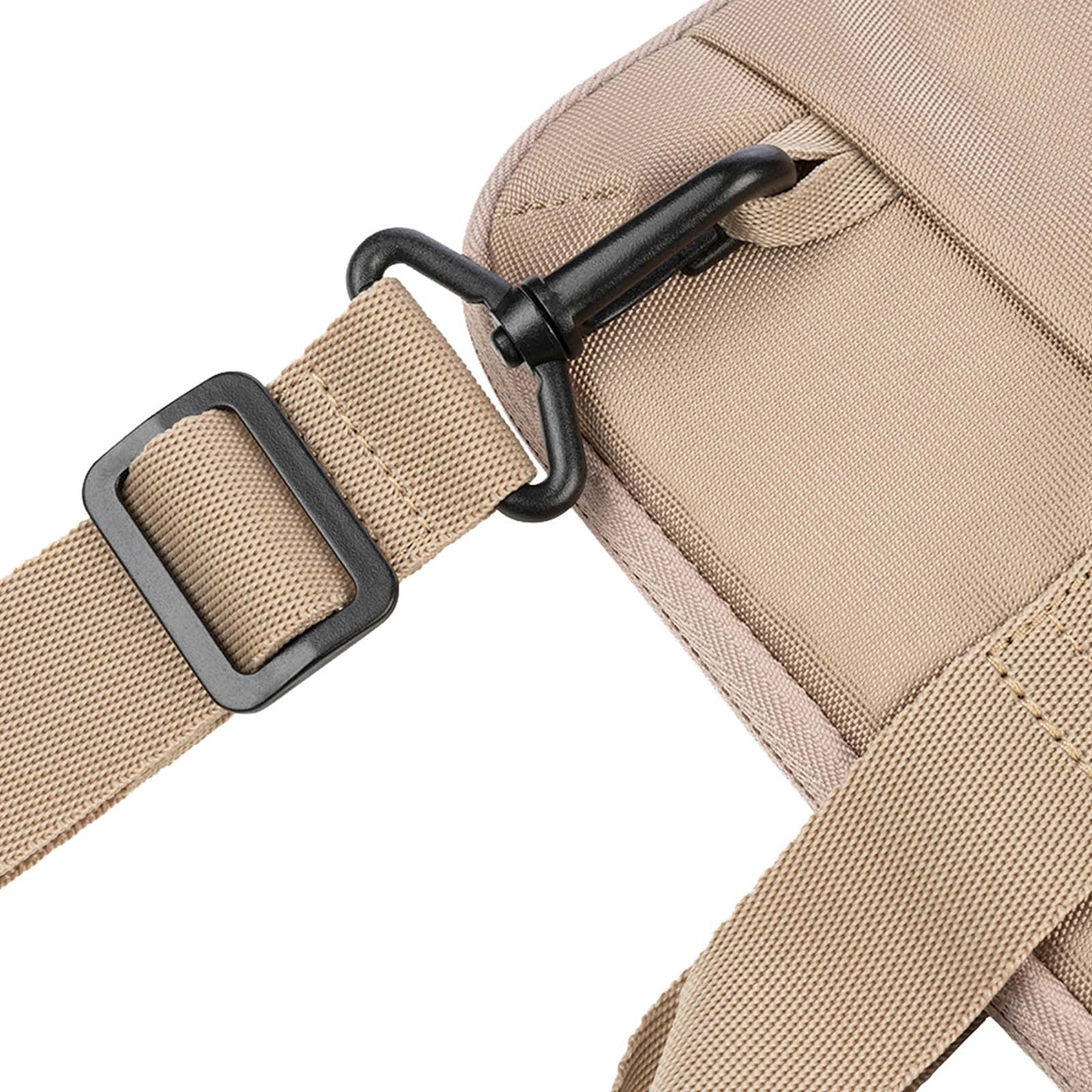 Primo piano di un cinturino beige con gancio in metallo nero e fibbia di regolazione. Il materiale della borsa è visibile.