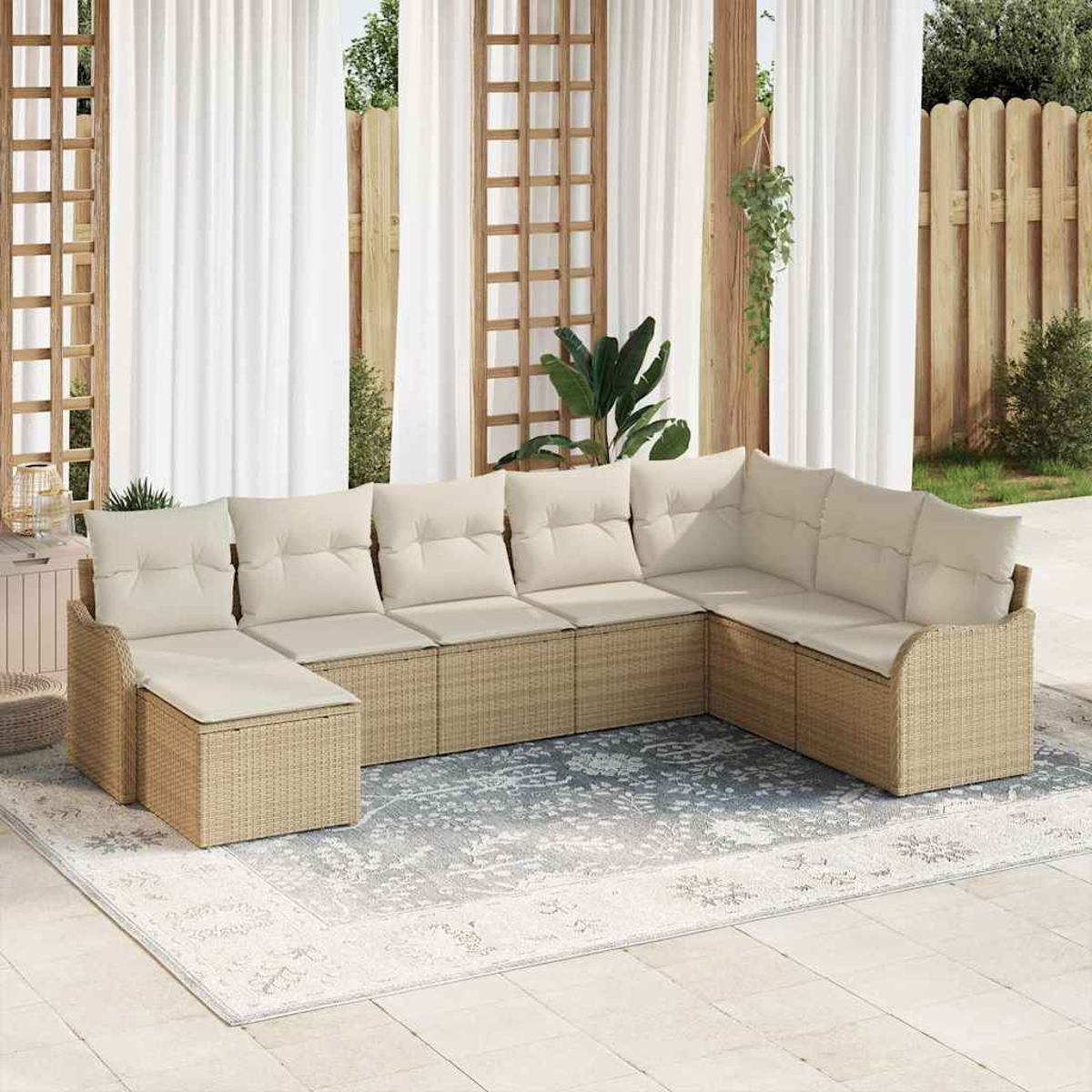 Outdoor-Ecksofa mit beigefarbenen Kissen steht auf einem gemusterten Teppich. Hintergrund: Vorhänge, Holzgitter und Holzzaun.