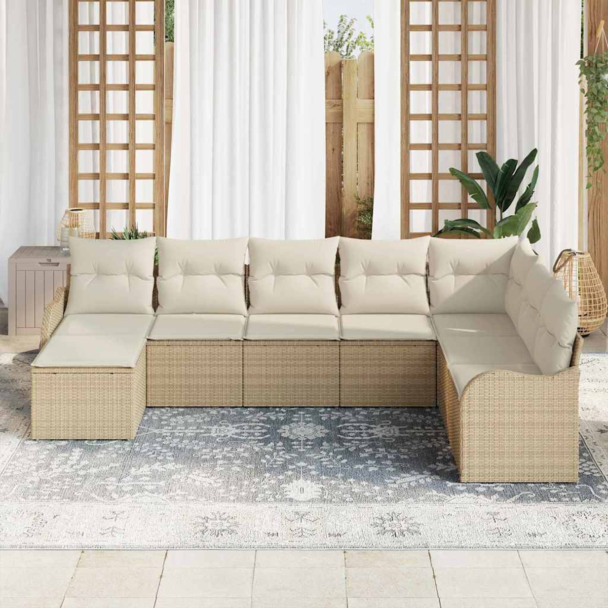 Outdoor-Ecksofa mit beigen Kissen auf einem gemusterten Teppich, vor dem Hintergrund von Vorhängen und einem Holzgitter.