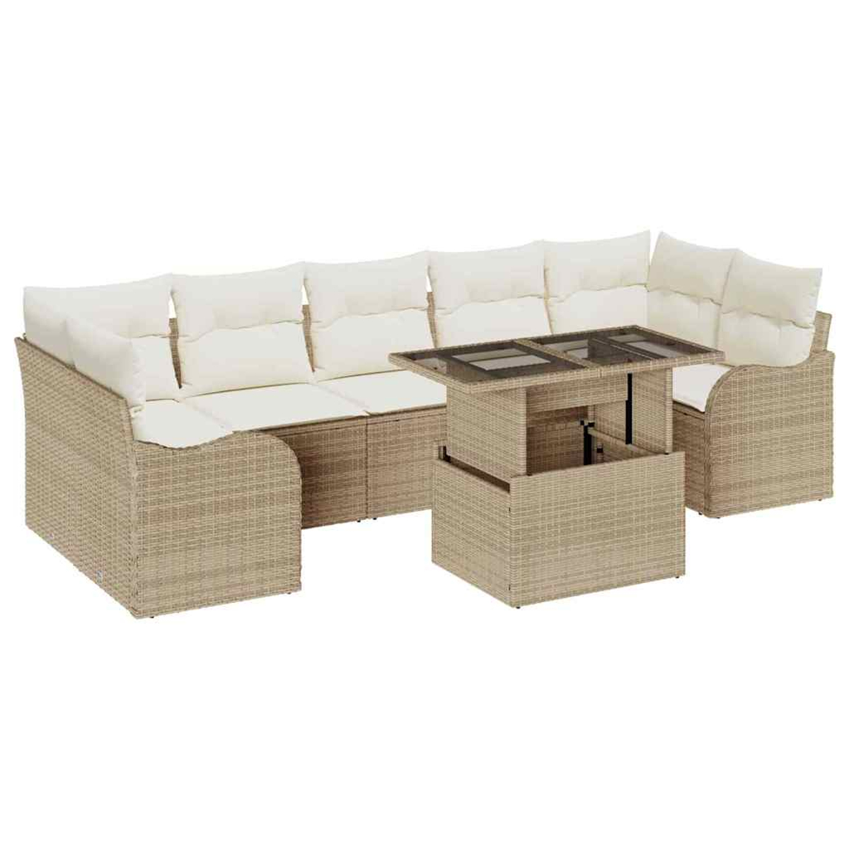 Ein beiges Korbsessel-Sofa mit weißen Kissen und einem passenden Couchtisch mit Glasplatte. Der Tisch steht davor.