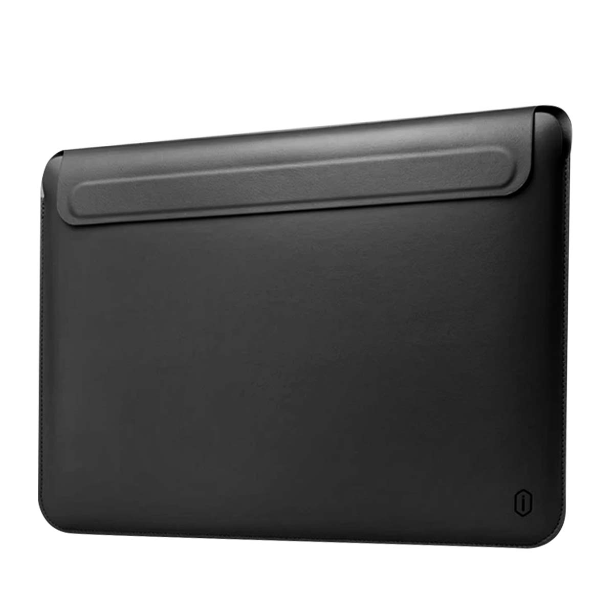 Une housse noire pour ordinateur portable, fermée par un rabat. La housse a une texture lisse et un petit logo en bas à droite.