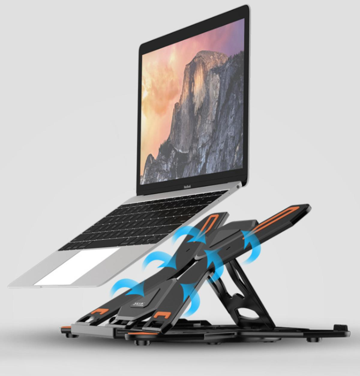 Laptop auf einem schwarz-orangen Ständer. Der Laptop-Bildschirm zeigt eine Berglandschaft. Blaue Pfeile deuten auf Luftstrom hin.