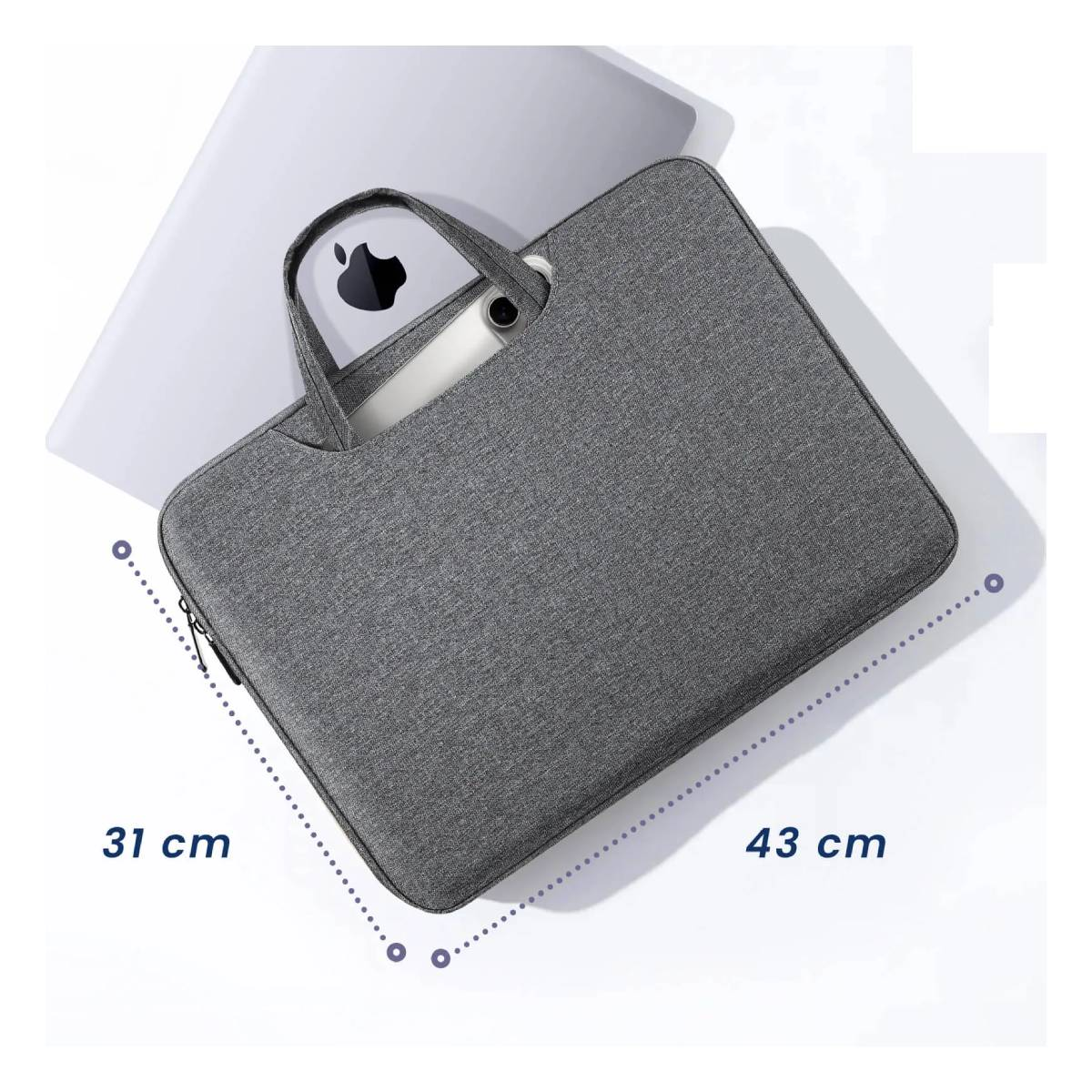 Eine graue Laptoptasche mit Griff, die auf einer weißen Oberfläche liegt. Ein Laptop ist teilweise in der Tasche sichtbar. Abmessungen sind 31 cm x 43 cm.