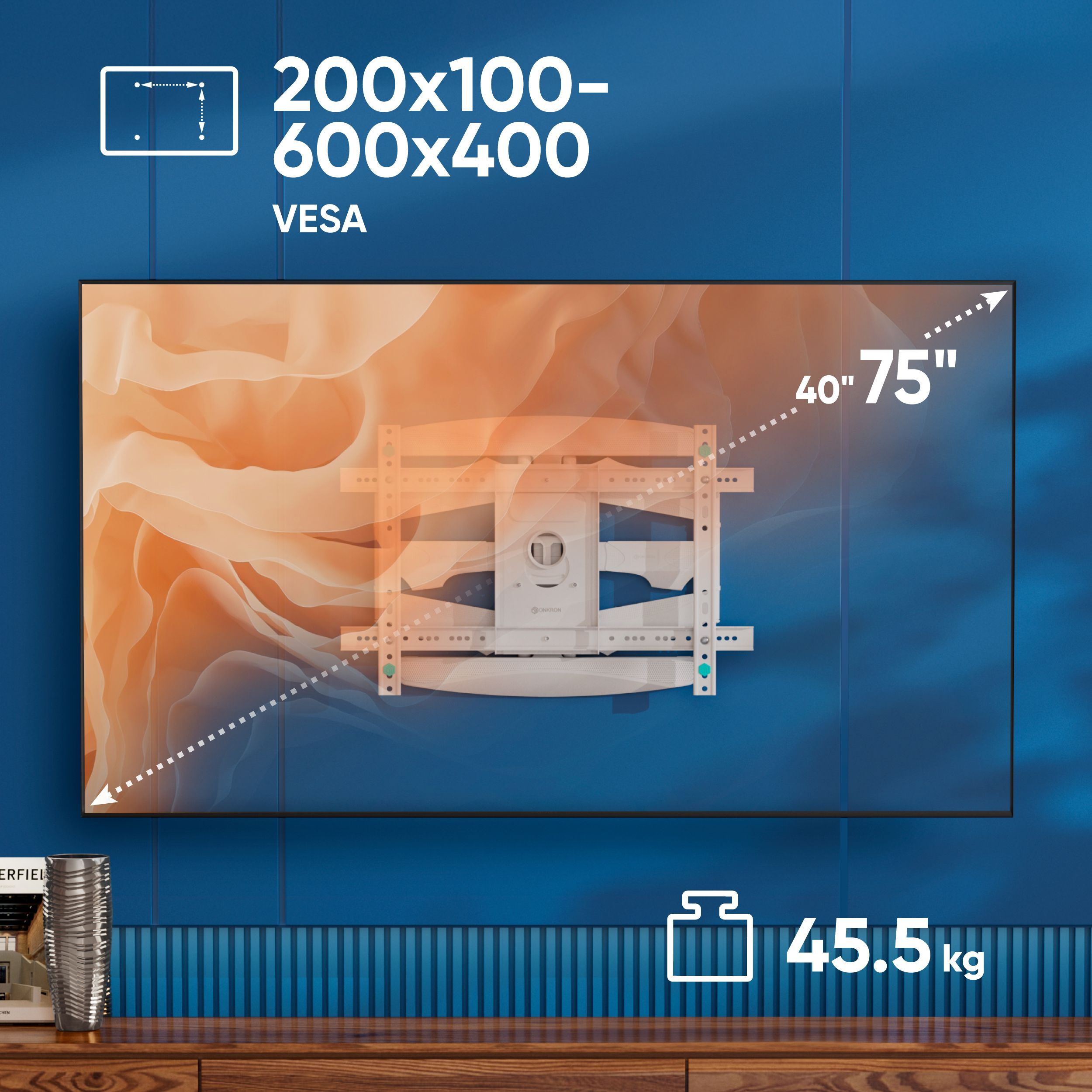 Telewizor zamontowany na niebieskiej ścianie z drewnianą szafką poniżej. Wyświetlane są wymiary i waga. Tło to abstrakcyjny wzór.