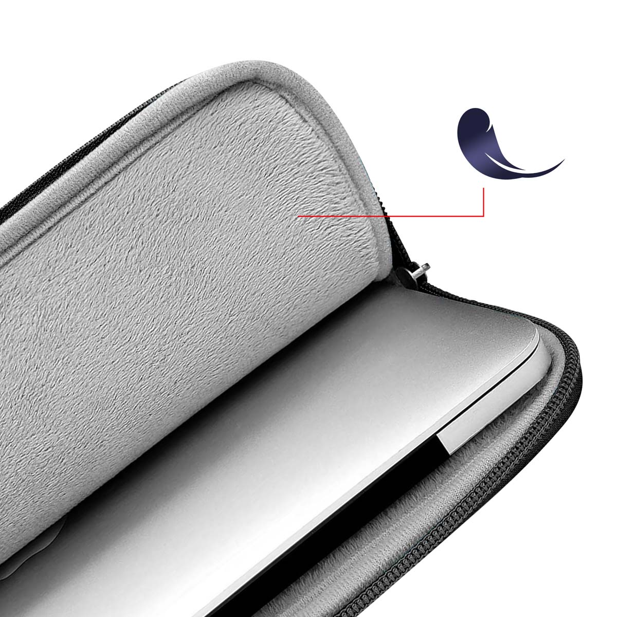 Ordenador portátil dentro de una funda acolchada gris. La funda está abierta mostrando el portátil. La funda es negra con cremallera.