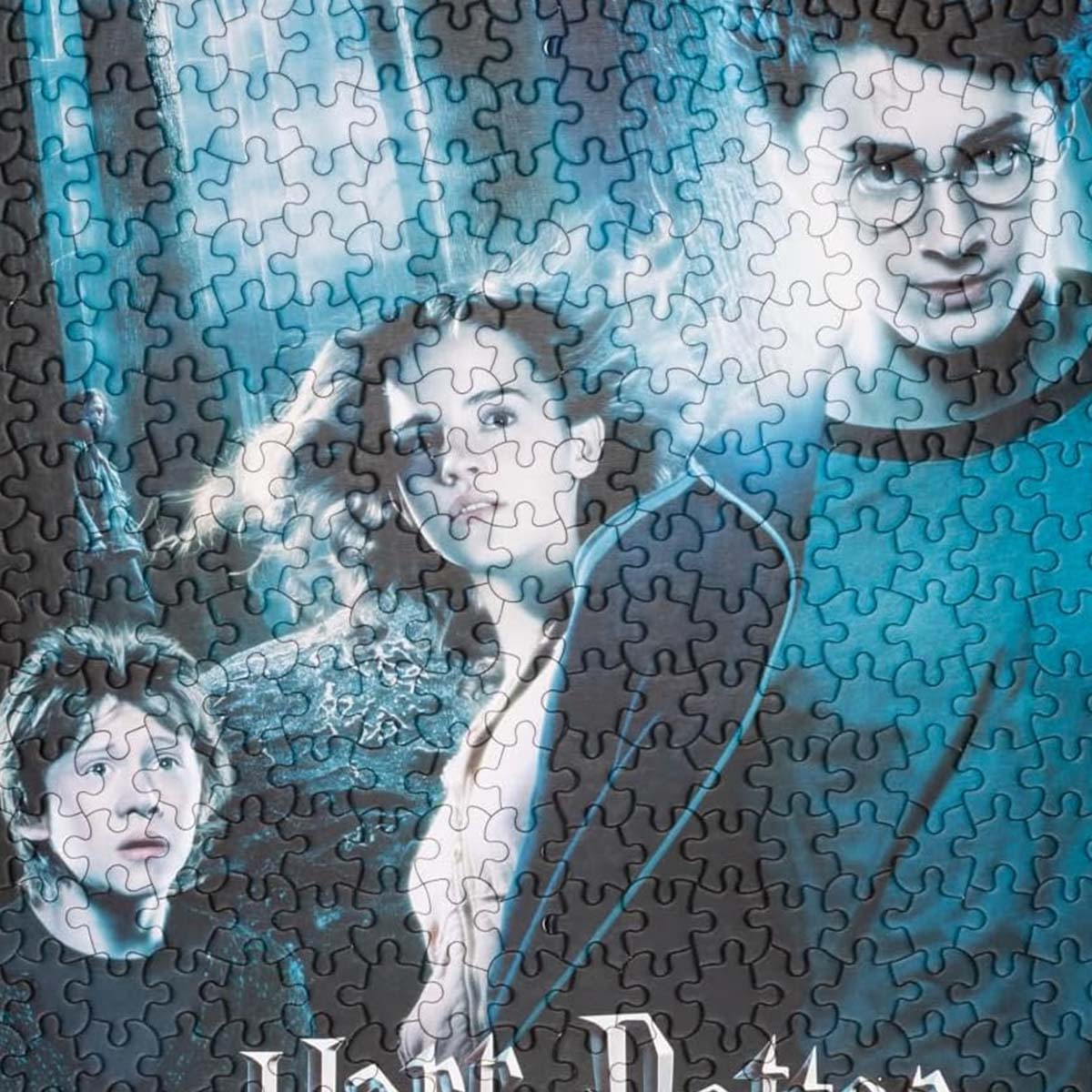 Un rompecabezas con personajes de Harry Potter. Harry, Hermione y Ron están en primer plano. El fondo es azul.