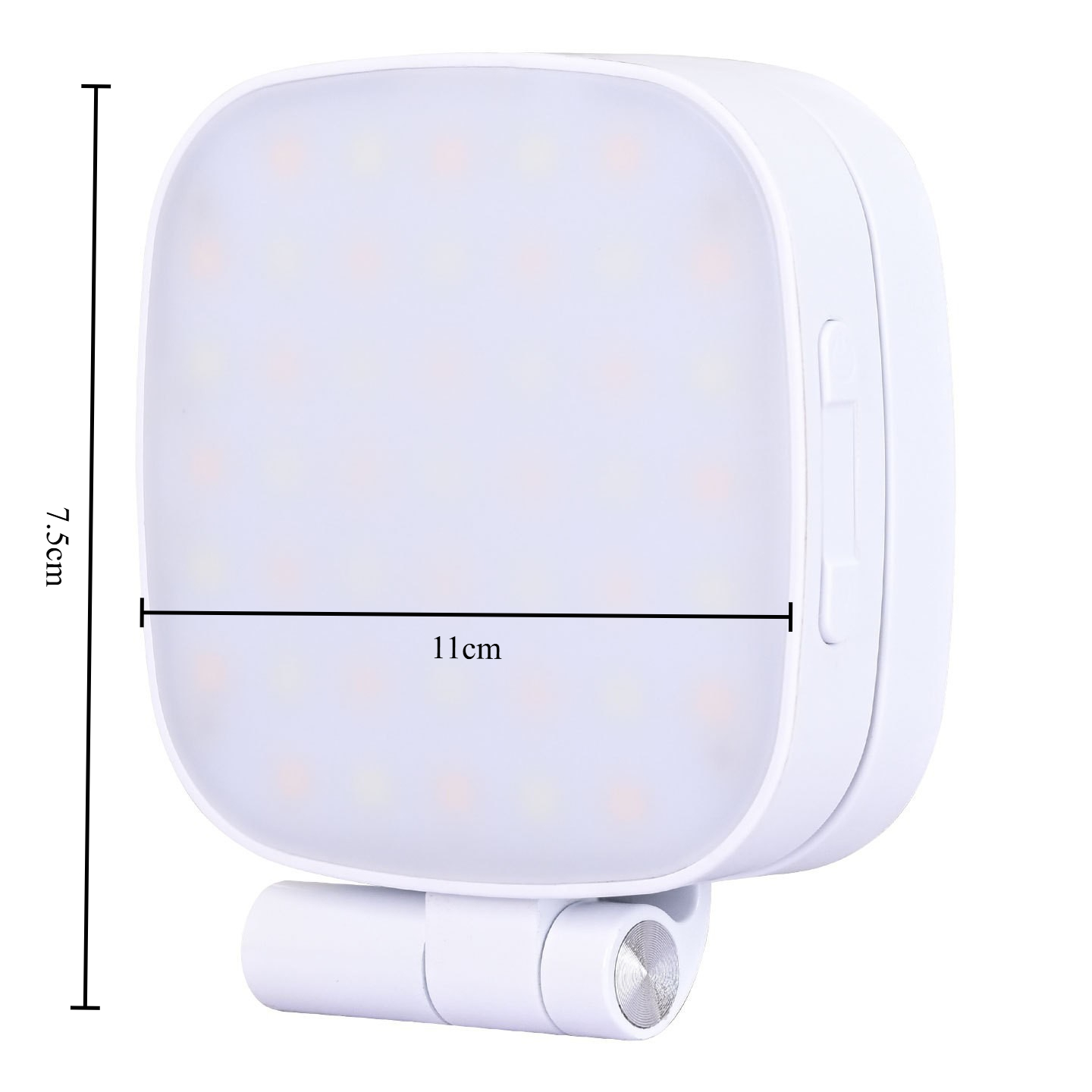 Ein weißes quadratisches LED-Licht mit abgerundeten Ecken. Es hat einen Clip und einen Knopf. Maße: 11cm breit, 7,5cm hoch.
