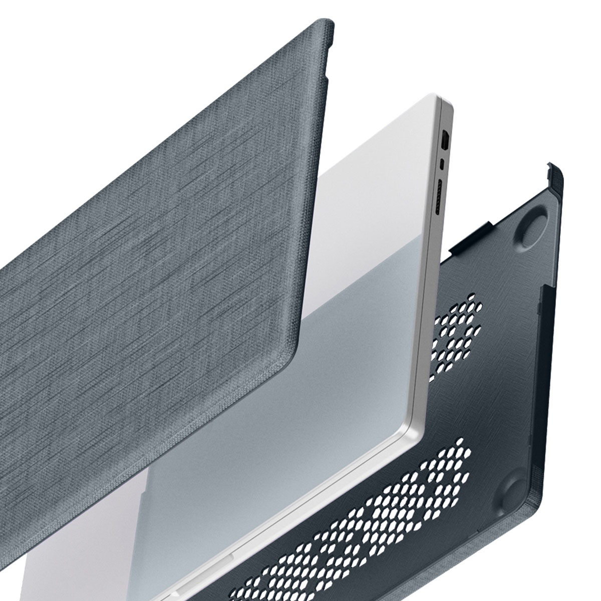 Una custodia per laptop a tre strati. Una copertura grigia testurizzata, un laptop bianco e una copertura inferiore grigio scuro perforata.