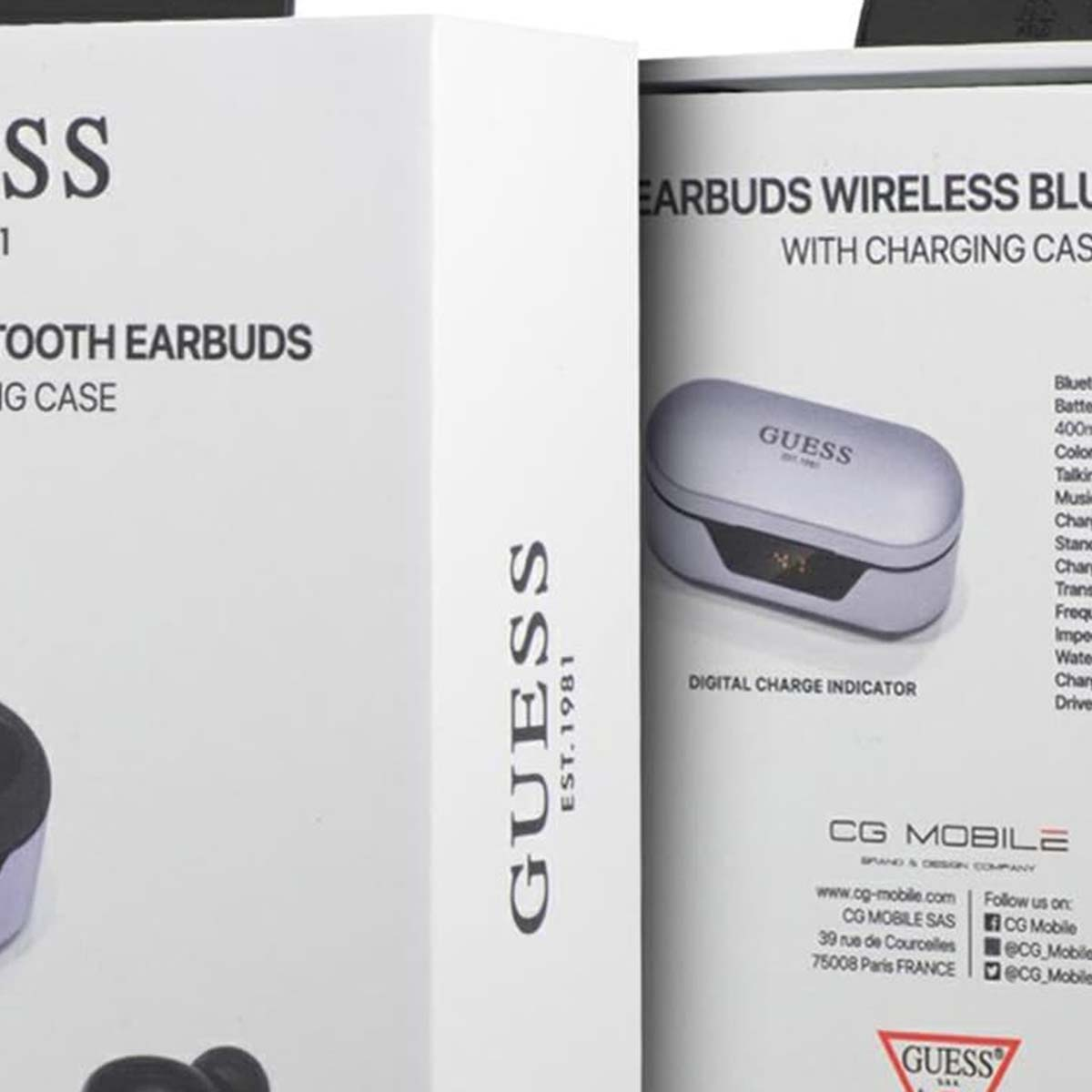 Una scatola con 'GUESS' e informazioni sul prodotto. All'interno, una custodia per auricolari wireless con indicatore di carica. La scatola è aperta.