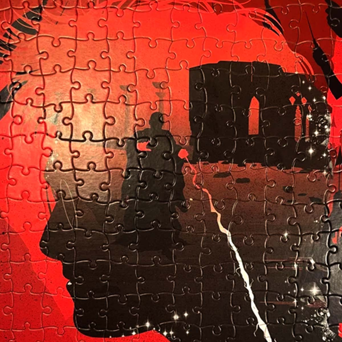 Puzzle z czerwonym tłem, sylwetką twarzy i ciemnym budynkiem. Biała droga prowadzi do budynku. Obraz ma tajemniczy ton.