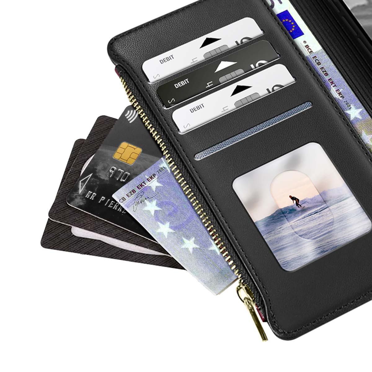 Portafoglio nero con carte di debito, foto di un surfista e banconota. Carte e banconota visibili all'interno.
