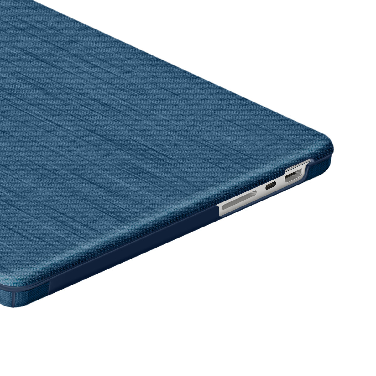 Primo piano di una custodia per tablet blu strutturata. La custodia ha un bordo blu scuro e porte in metallo sul lato, su sfondo bianco.