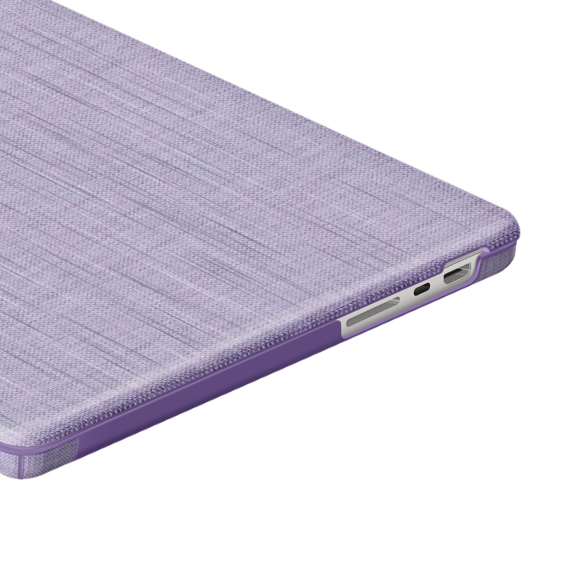 Primo piano di una custodia viola per laptop. La custodia ha una superficie in tessuto strutturato, con porte visibili sul lato, isolata su bianco.