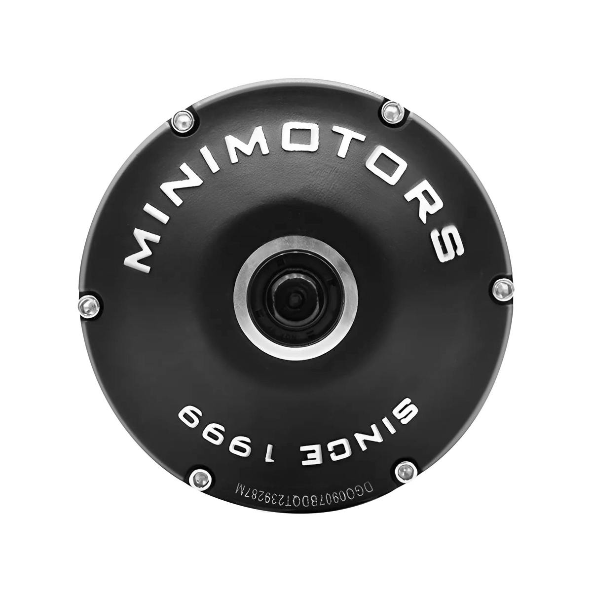 Ein schwarzes kreisförmiges Objekt mit der Aufschrift 'MINIMOTORS' und 'SINCE 1999'. Silberne Schrauben am Rand. Weißer Hintergrund.