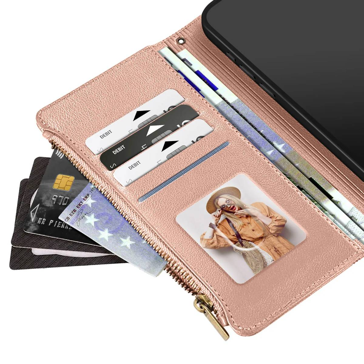 Portafoglio rosa con carte e foto. Uno smartphone è posizionato a destra. Il portafoglio è aperto, mostrando carte e denaro.